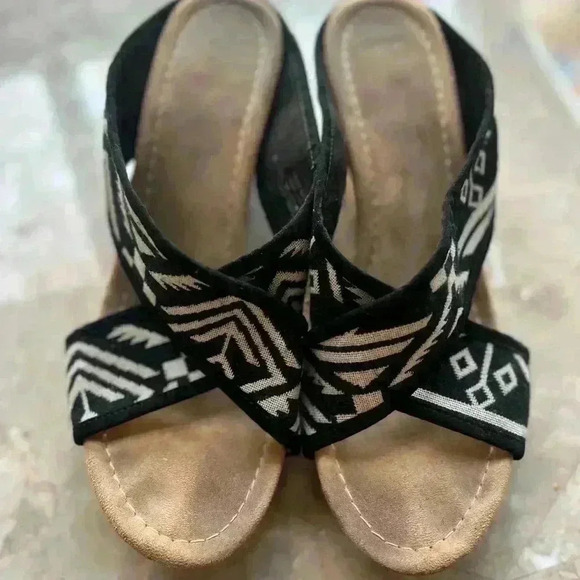 Minnetonka Wedges - Picture 2 of 7